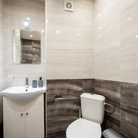 Spacious 1bdr In The Center With Free Parking *