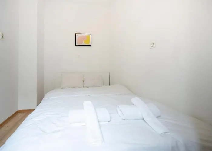 Spacious 1bdr In The Center With Free Parking Apartman